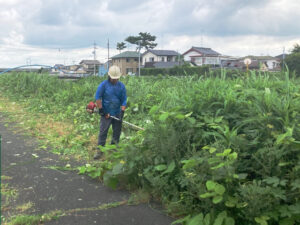 写真：「道の日」道路・河川草刈り清掃奉仕活動