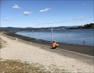 「釣れるまで辛抱強く…」<br>（浜名湖某所）